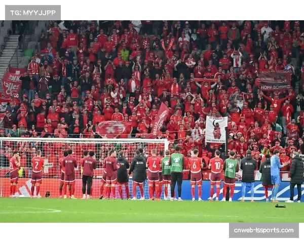 特写：德甲焦点战因球迷抗议活动中断15分钟